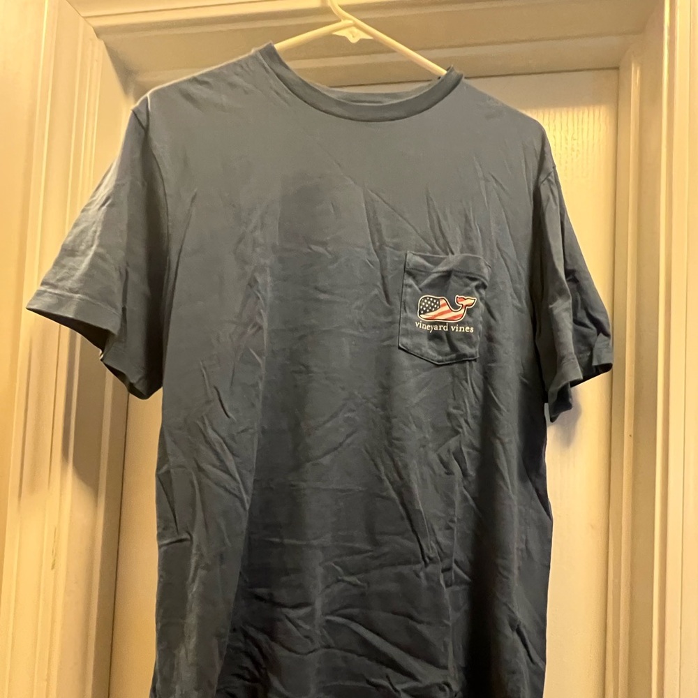 Small Vineyard Vine tshirt